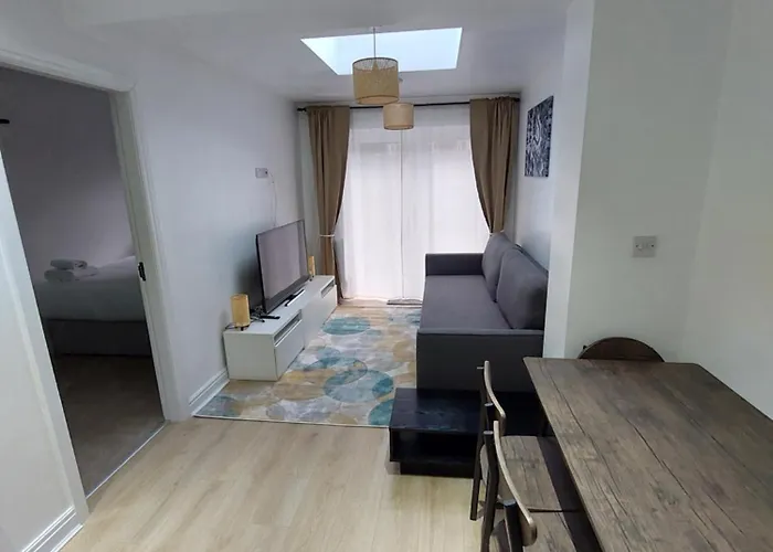 Bankwell Street Two Bedroom -Apartment With Parking
